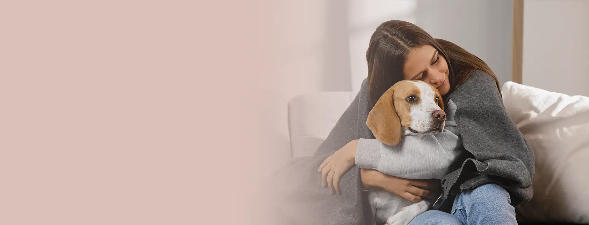 Köpeğine sarılan kadın, evde huzurlu bir an